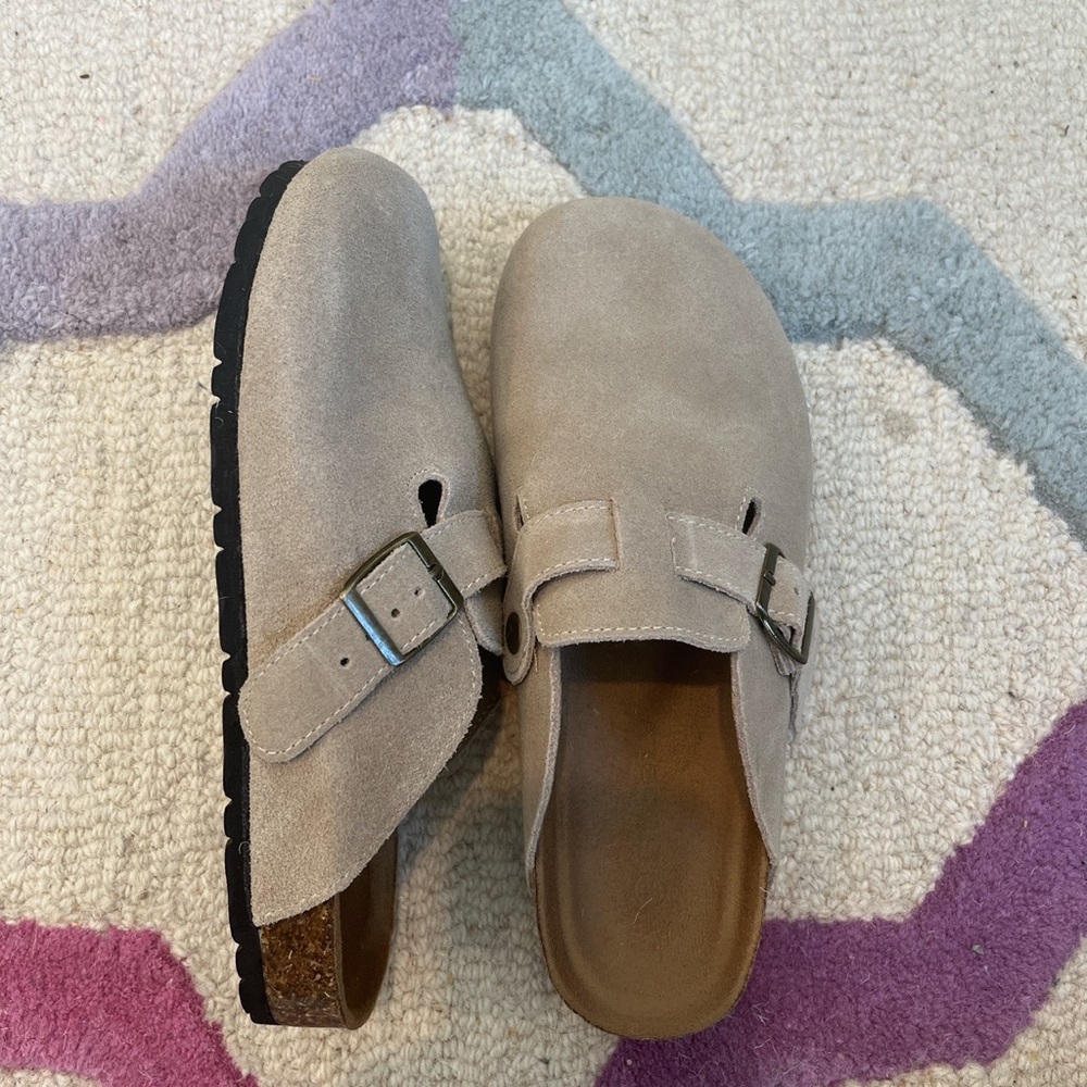 Taupe women’s clogs - Perfect dupe Size 7